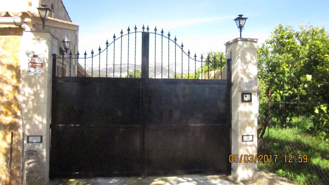 Das Tor zur Finca ist alarmgesichert. Finca Cas Pec