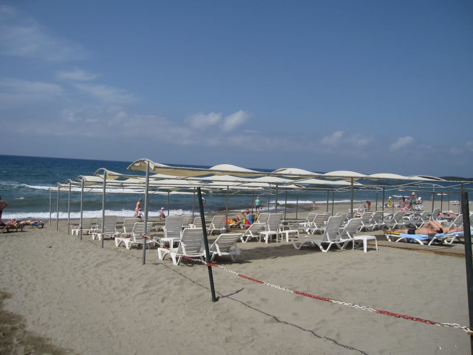 Liegen mit Sonnendach Opia Hotel