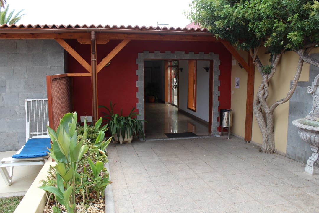 Weg zur Lobby HL Miraflor Suites Hotel