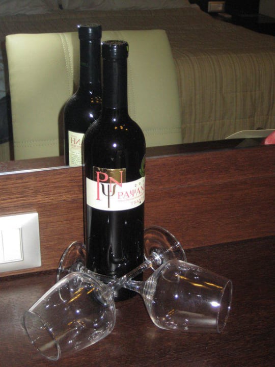 zur Begrüßung gab`s eine Flasche Wein TUI BLUE Palazzo del Mare