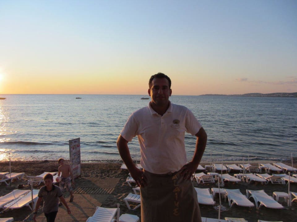 Erhan, Kellner am Strand Alaiye Resort & Spa