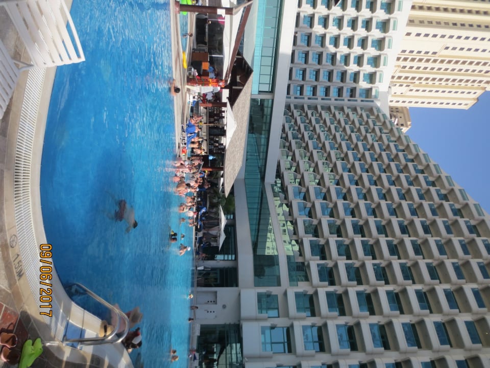 Pool Hilton Dubai Jumeirah