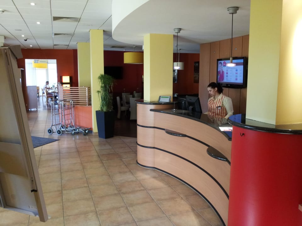 Rezeption ibis Hotel Frankfurt Messe West
