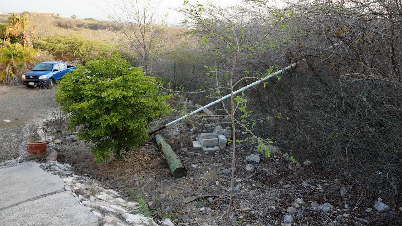 Weg vom Pool zum Parkplatz Watapana Appartements