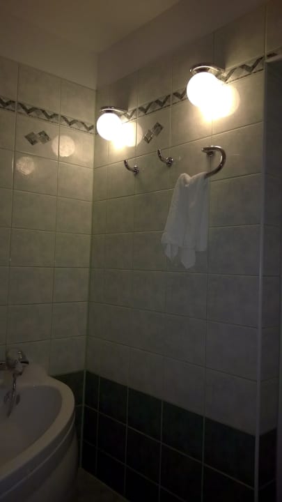 Badezimmer- 4 Personen Zimmer Hotel Jaskólka