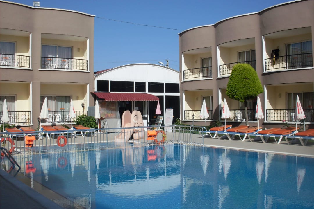 Blick in Richtung Haupteingang Sayanora Hotel