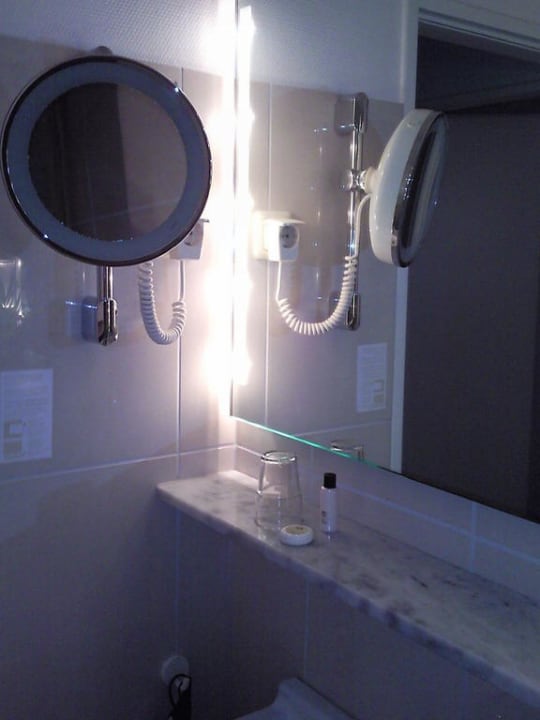 Kosmetikspiegel im Bad B-Hotel