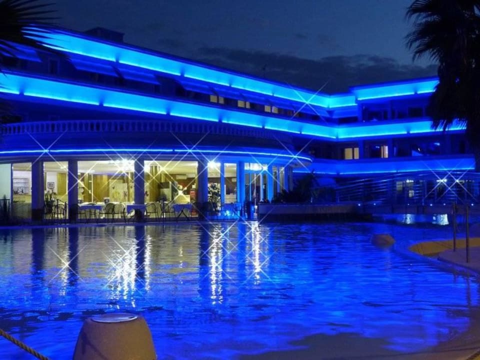 Pool bei Nacht Hotel Residence Relais Du Lac