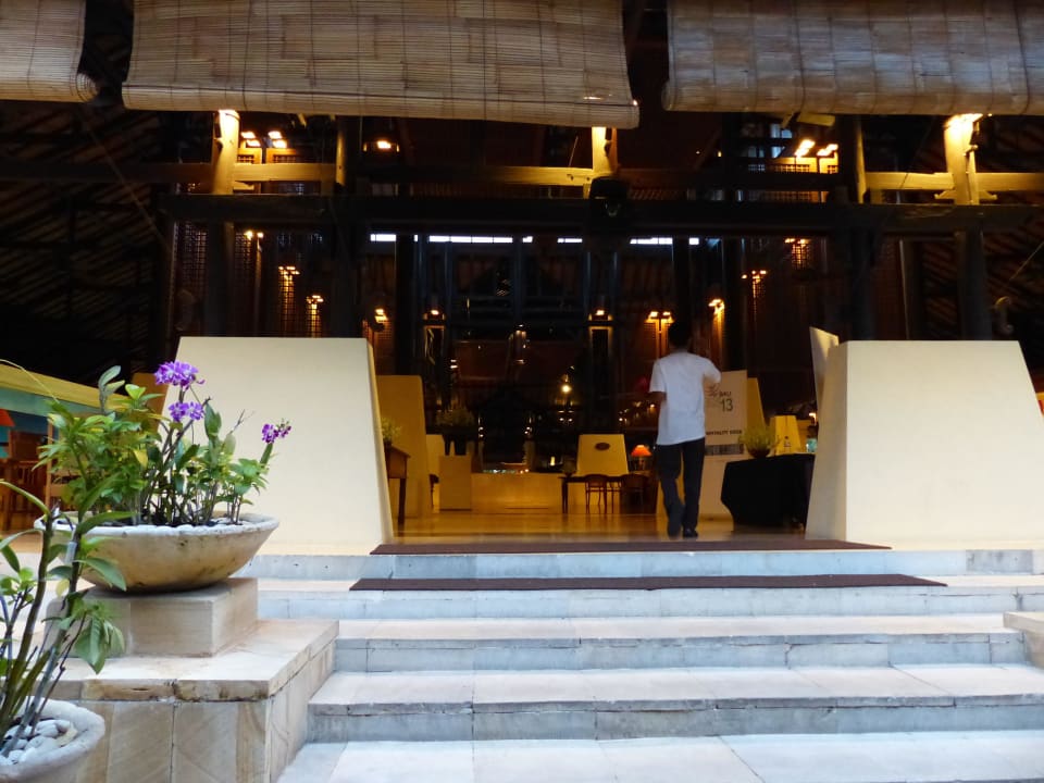 Lobby mit Blick Richtung Restaurant Novotel Bali Benoa Hotel