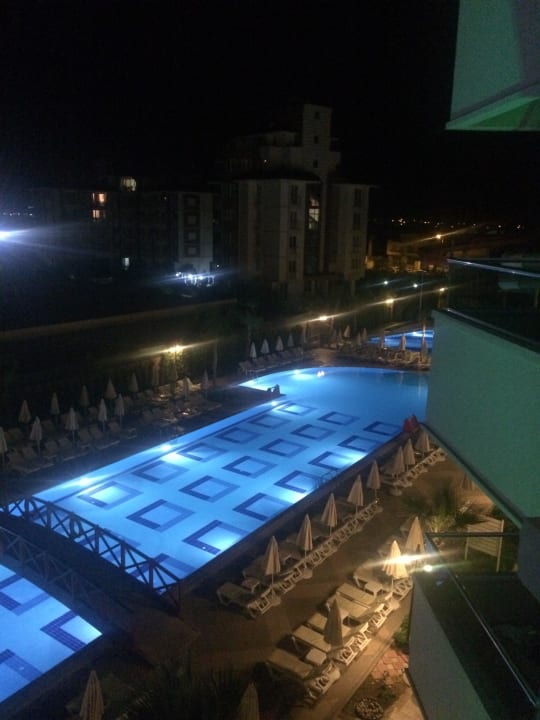 Poolanlage vom Zimmer aus Wyndham Garden Lara