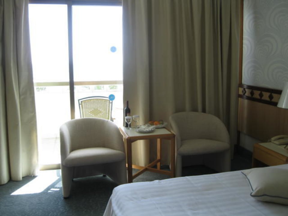 Номер, вид на балкон Constantinou Bros Athena Royal Beach Hotel