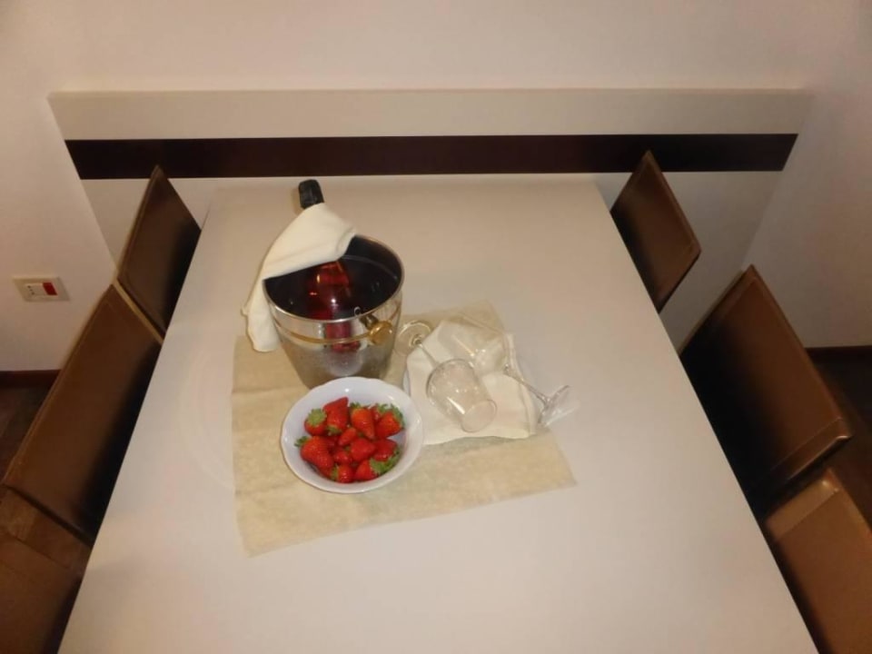 Prossecco zur Begrüßung unserer Flitterwochen Aparthotel Holiday