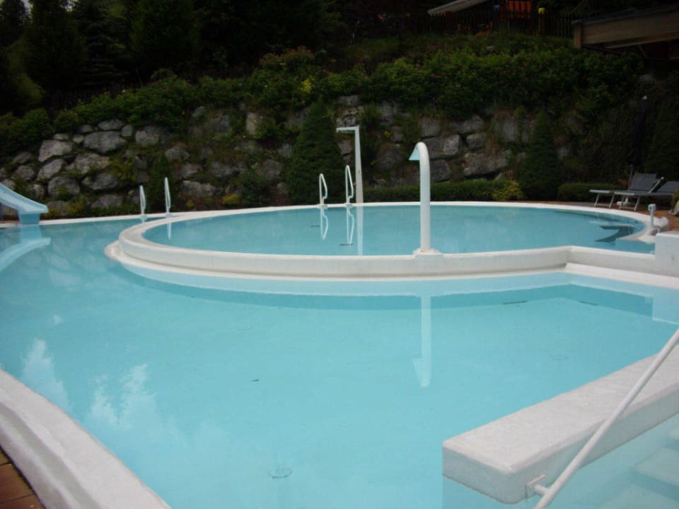 Der größte Teil der Außenpoolanlage Familien- & Gartenhotel Theresia