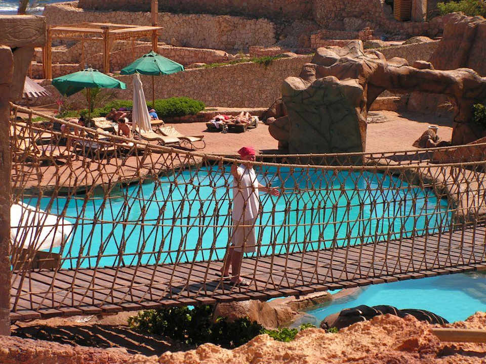 Hängebrücke über dem Pool Hotel Hauza Beach Resort