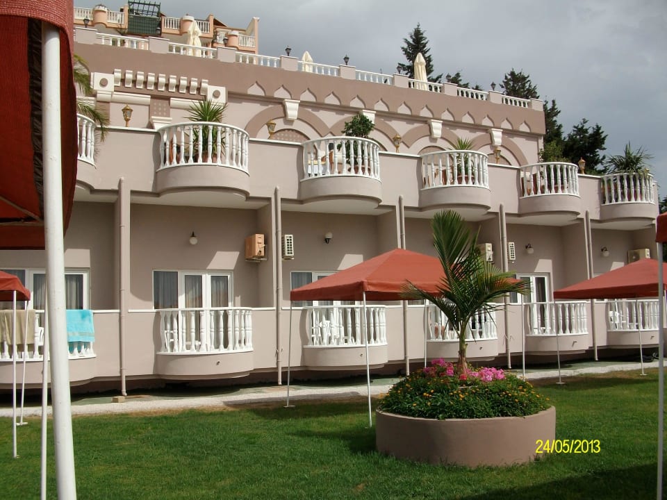 Ruhewiese mit Blick auf das Zimmer Hotel Club Paradiso