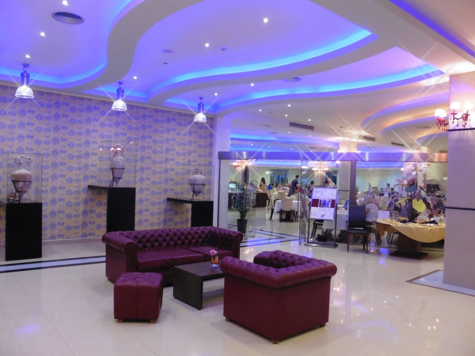 Ein kleiner Teil der Lobby und Eingang vom Innenraum Lydia Maris Resort & Spa