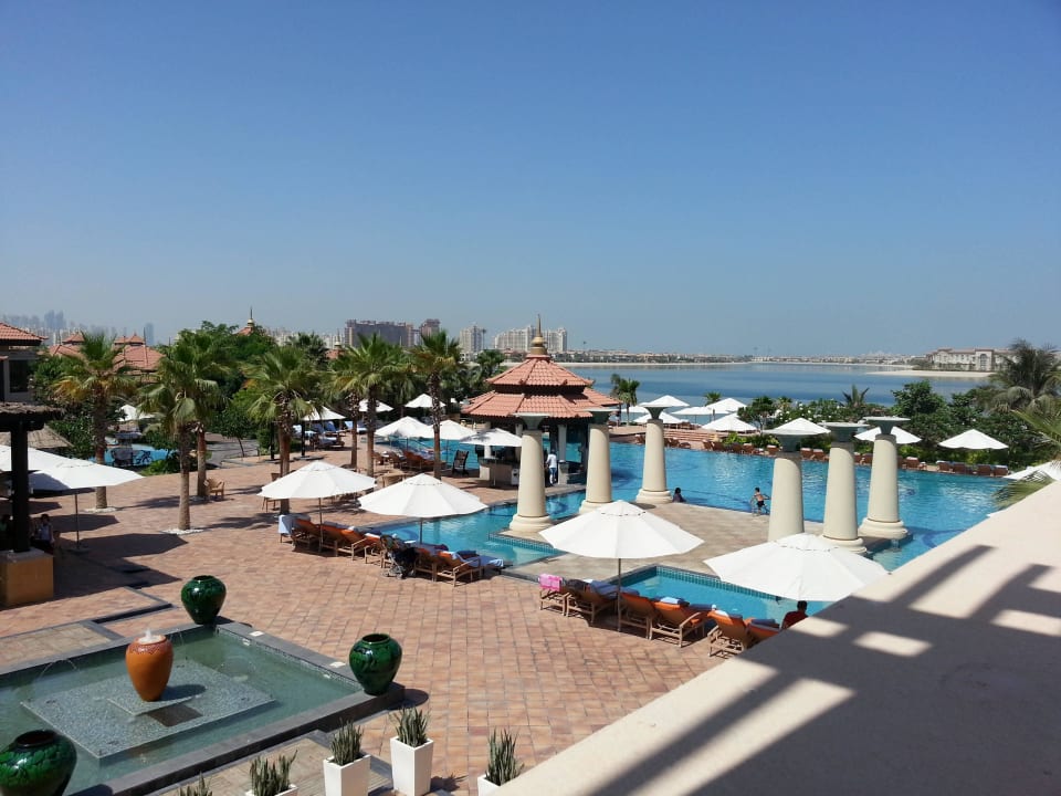 Poollandschaft  Anantara The Palm Dubai Resort