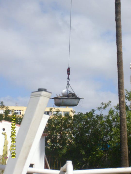 Kran mit Bauschutt HL Miraflor Suites Hotel