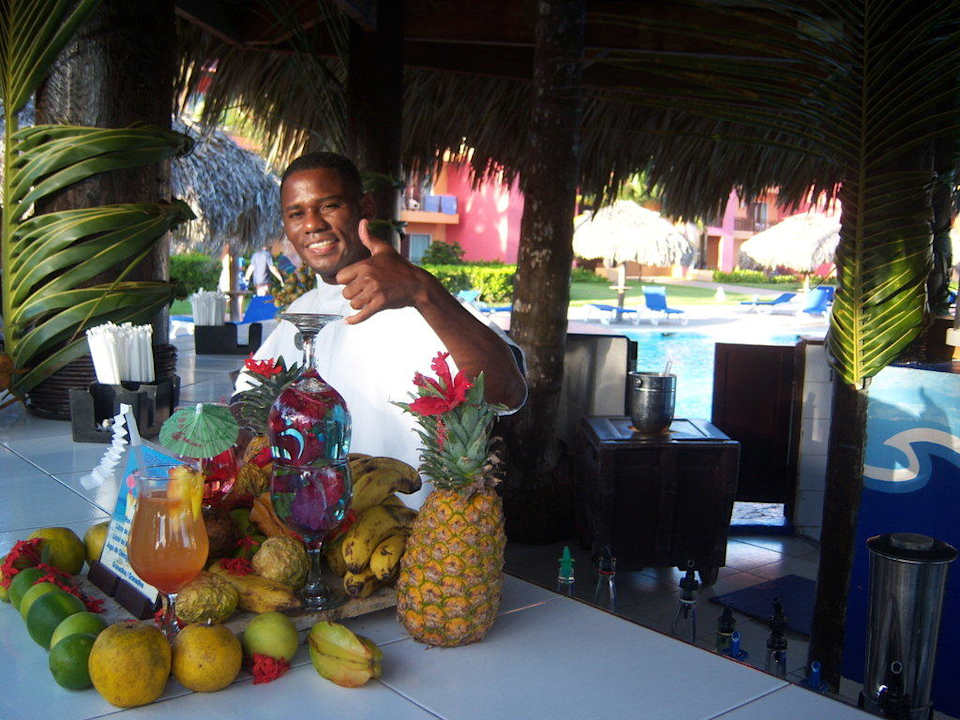 Poolbar - Edwin unser Barkeeper Punta Cana Princess All Suites Resort & Spa