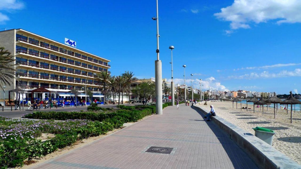Hotel von außen mit Promenade und Strand AYA Seahotel - Adults only