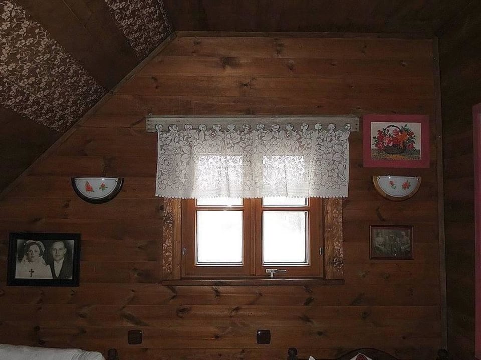 Klimatyczny pokoik nad karczmą. Dworek nad Łąkami Kiermusy