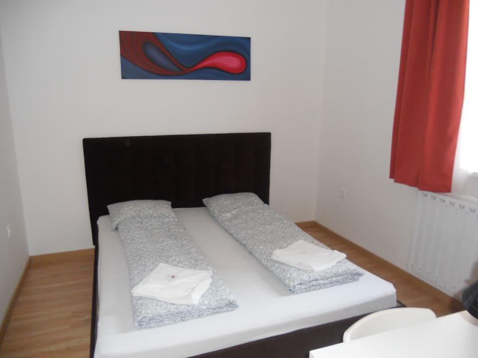 Eins von zwei Doppelbett Schlafzimmern Apartments Corvin Plaza