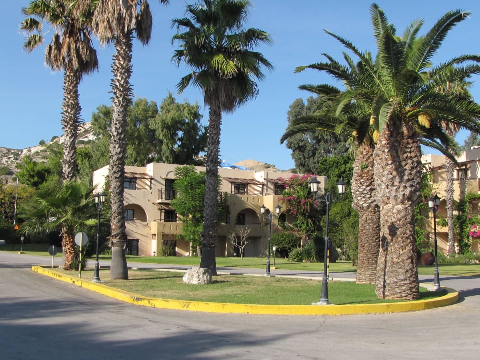 Hotelzufahrt mit Blick auf Zimmer Porto Bello Beach