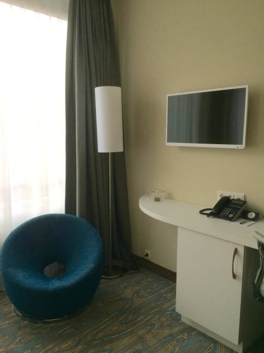 Sitzecke mit Schreibtisch und Fernseher ACHAT Hotel Bremen City