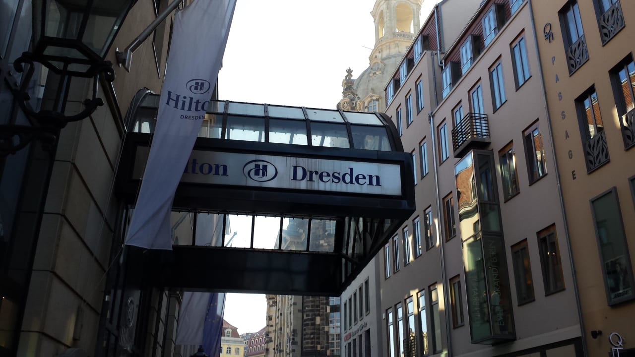 Eingang und im Hintergrund die Frauenkirche Hilton Dresden