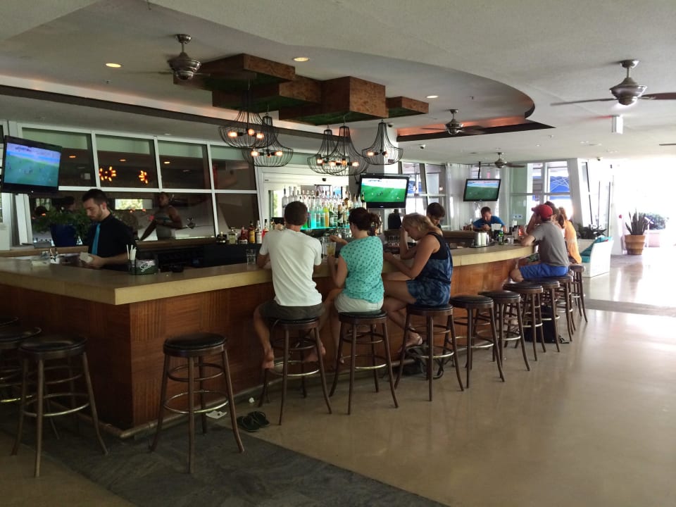 Coole Atmosphäre, Bar im freien, aber überdacht Z Ocean Hotel, Classico A Sonesta Collection