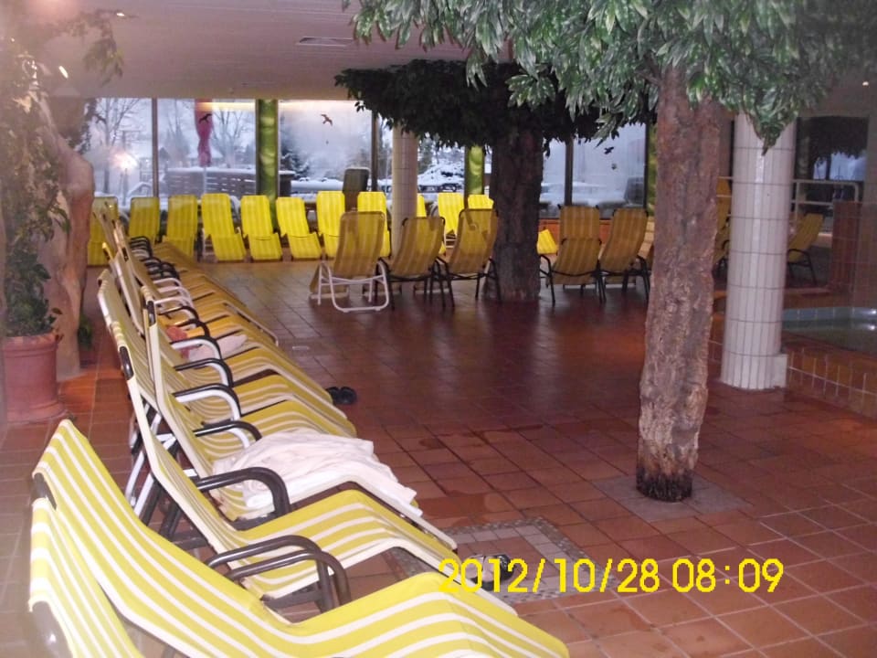 Der Liegenbereich im Hallenbad Hotel Bellevue am See