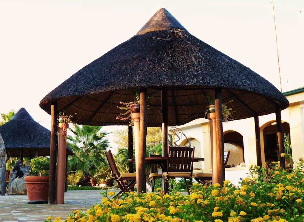 Onduruquea Garten mit Sitzplatz  Onduruquea Guestfarm