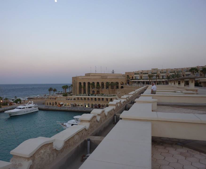 Aussicht einer Hotelpromenade Pickalbatros Citadel Resort