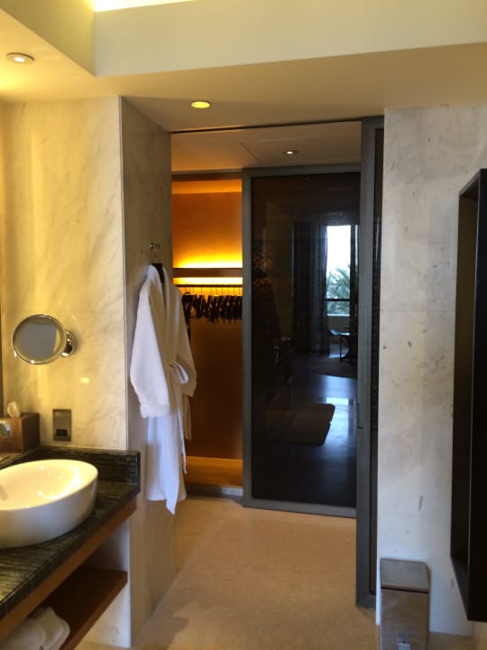 Blick zum Ankleidebereich Park Hyatt Abu Dhabi Hotel and Villas