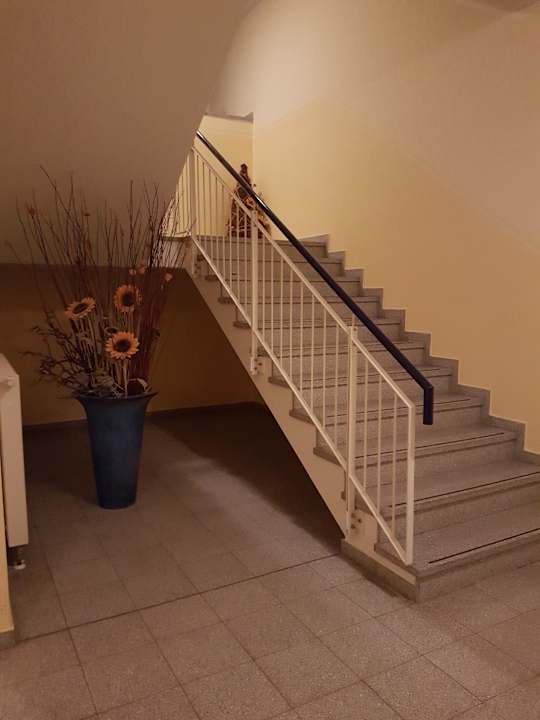 Alles sehr schön, Treppen ins Innere des Hauses. Villa Meerblick