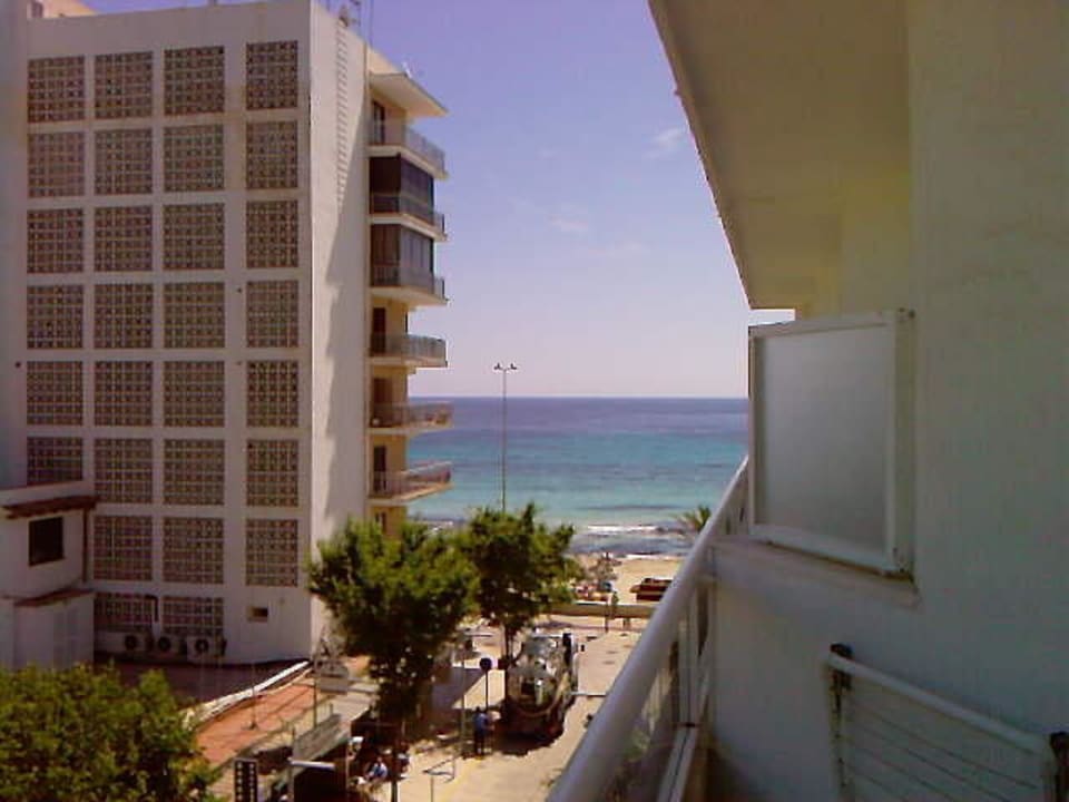 Blick gegen das Haus am Strand Sabina Hotel & Suites