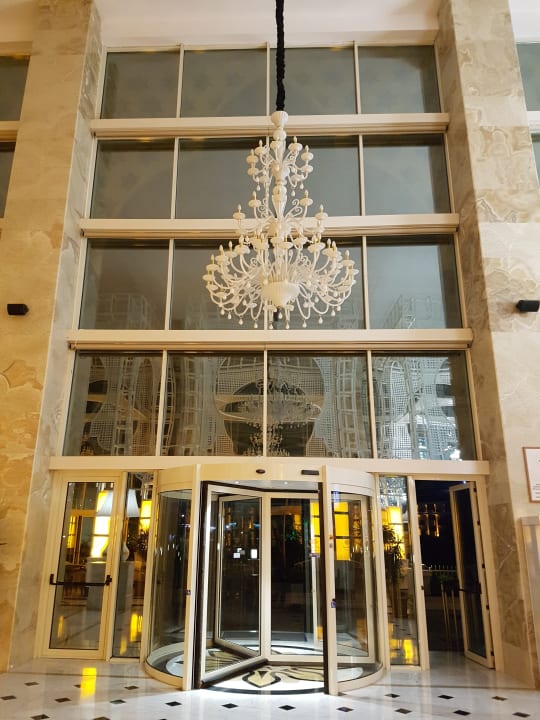 Lobby Well Palace Side