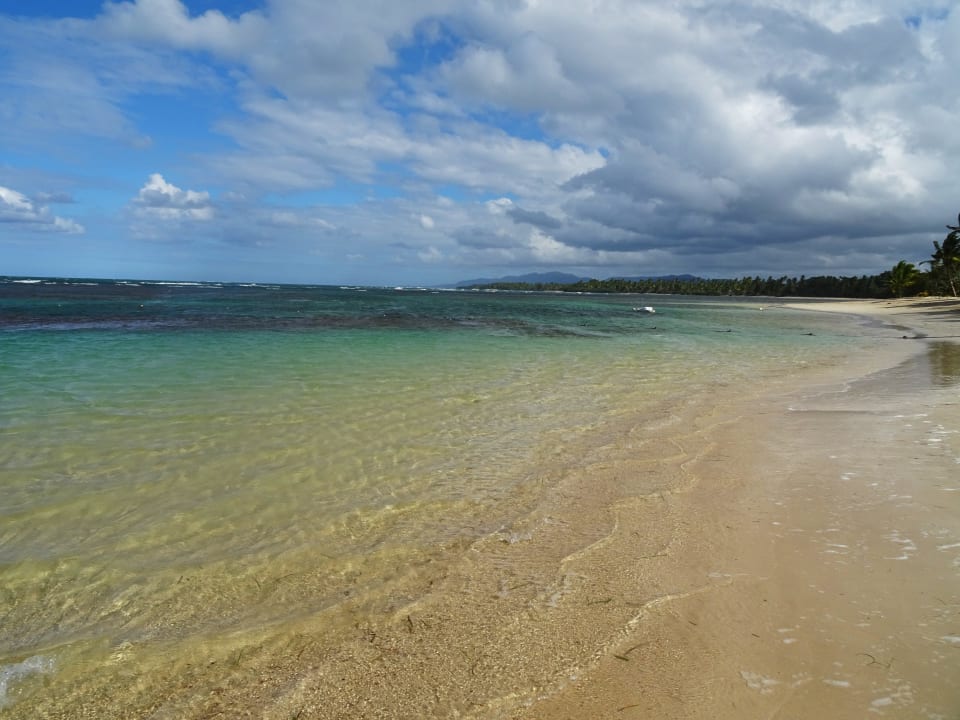 Blick nach rechts am Hotelstrand Bahia Principe Grand El Portillo