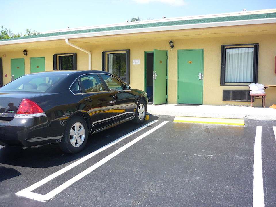 Parkplatz direkt vor dem Zimmer Hotel Travelodge Florida City