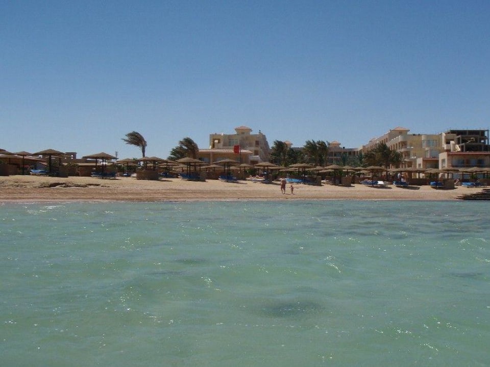 Hotelanlage vom Meer aus Sea Star Beau Rivage