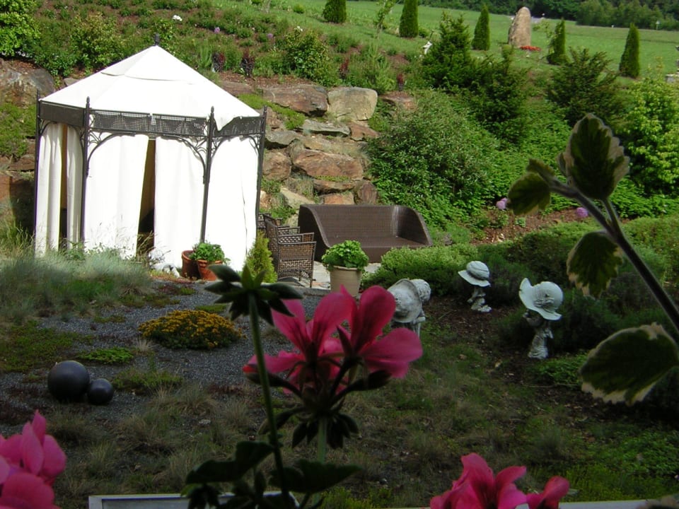 Einer der Gärten Spirit & SPA Hotel Birkenhof am Elfenhain