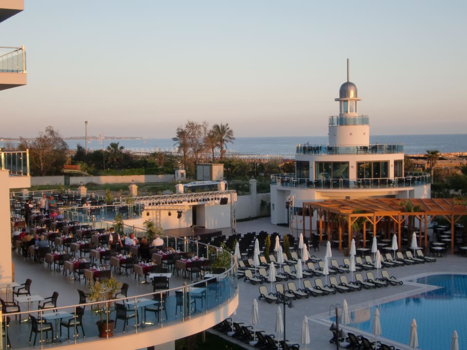 Blick auf den Leuchtturm bzw. Aussenbereich  Commodore Elite Suites & Spa - Adults only