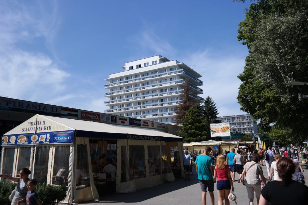 Hotel mit Promenade von Außen Kielczanka