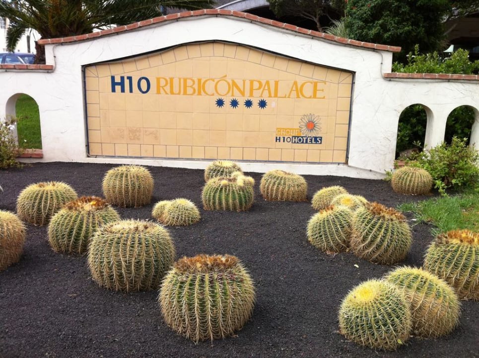 Am Eingangsbereich Hotel H10 Rubicon Palace