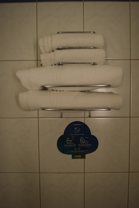 Handtücher in einer Ablage an der Wand ibis Styles Budapest City