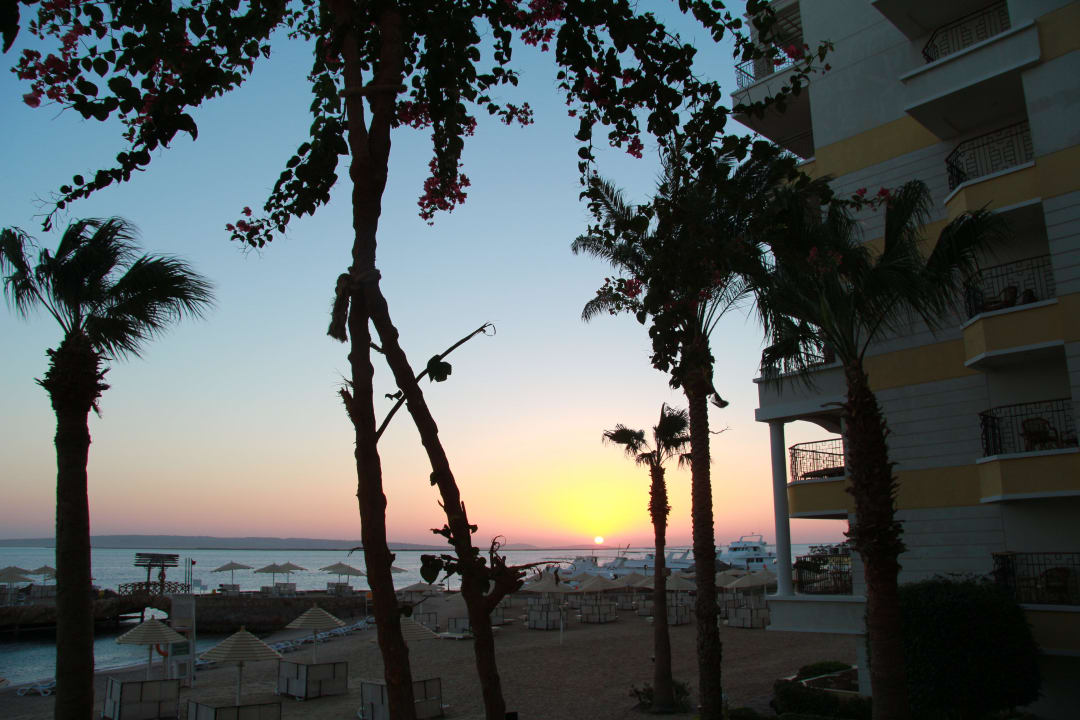Sonnenaufgang über dem Meer SUNRISE Holidays Resort (Adults Only)