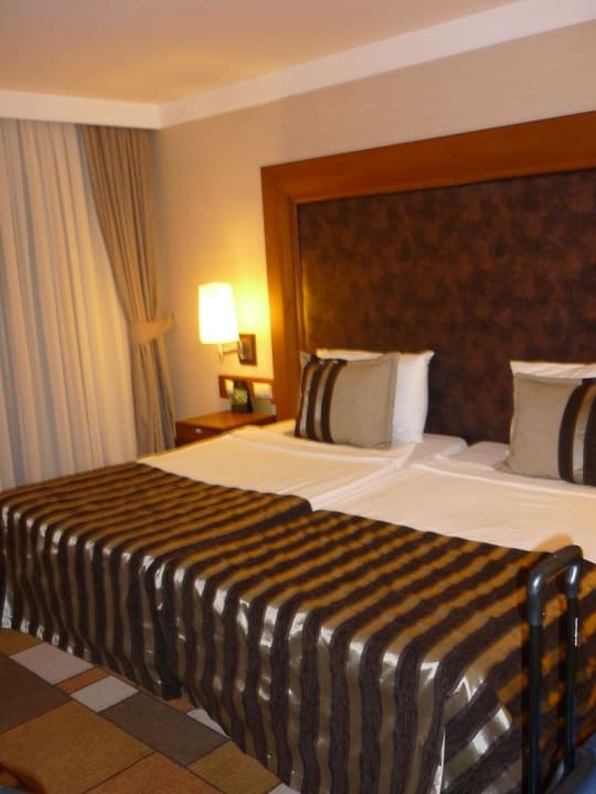 Riesiges Bett im Standardzimmer Rixos Sungate