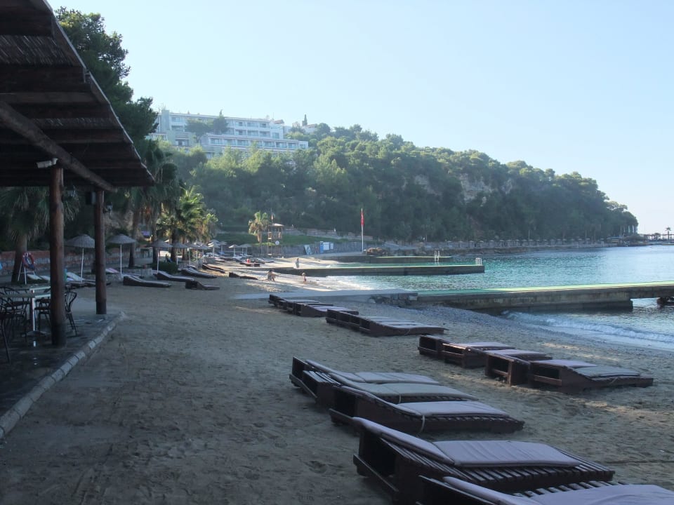 Hotelstrand morgens Hotel Pine Bay Holiday Resort