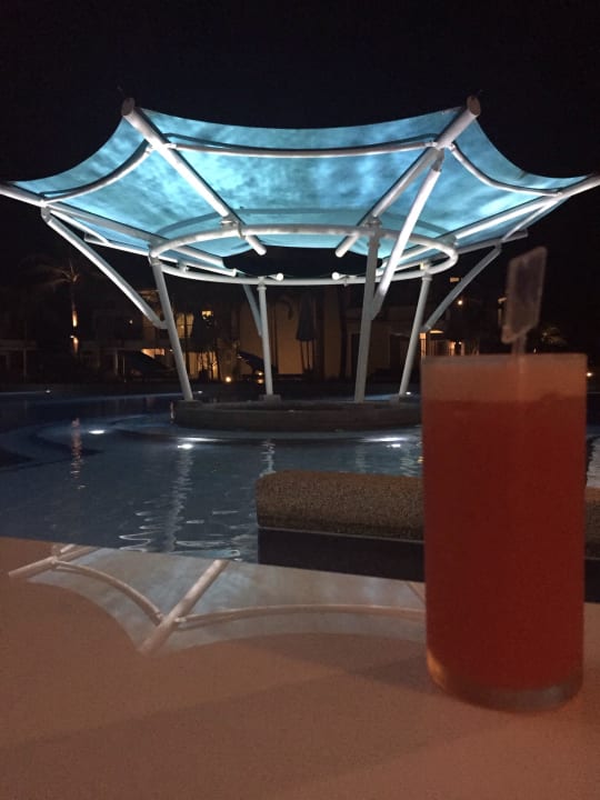 Poolbar bei Nacht The Waters Khao Lak by Katathani