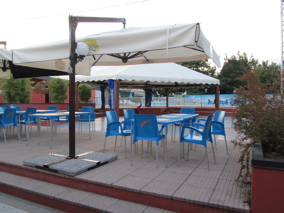 Pool am Restaurant Camping Village Lago Maggiore